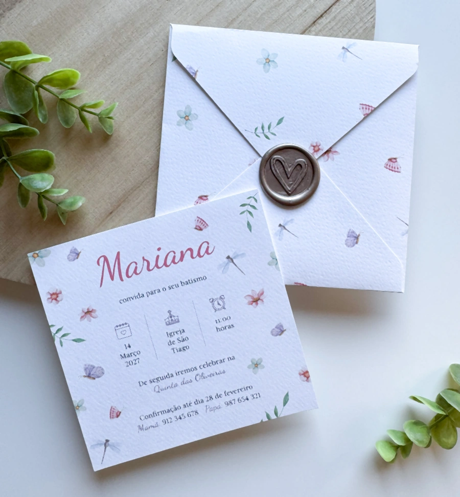 Convite Mariana de batizado em papel texturado, com envelope estampado e lacre decorativo